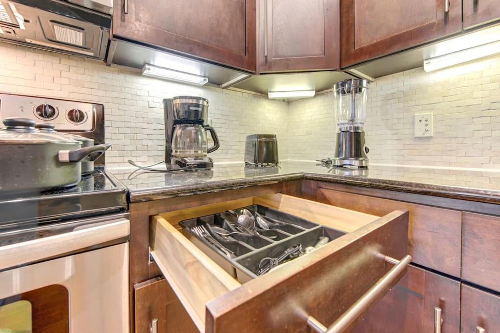 דירות יוסטון Chic 1Br Near Nrg With Pool Wifi Freeparking מראה חיצוני תמונה